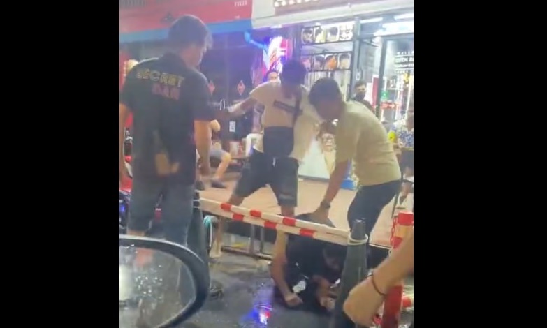 อีกแล้ว! ภูเก็ตแชร์คลิปกลุ่มชายฉกรรจ์รุมทำร้ายนักท่องเที่ยวชาวต่างชาติ