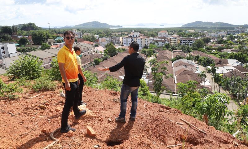 รัษฎานำผู้รับเหมาวางแผนปรับหน้าดินขุดลอกร่องดินสร้างทางระบายน้ำ ป้องกันดินสไลด์ซ้ำ