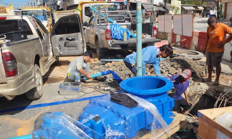 ทน.ภูเก็ตเปลี่ยนประตูน้ำสามแยกซอยพะเนียง กระทบถนนหลายสายน้ำประปาไม่ไหล