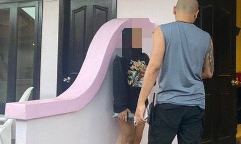 ถูกเมียจับได้ว่ามีกิ๊ก หนุ่มใหญ่เครียดจัด จบชีวิตใช้ปืนจ่อยิงขมับดับค่าห้องพัก
