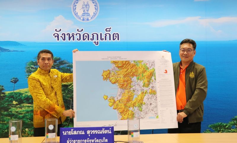 มอบกระบอกวัดปริมาณน้ำฝนแผนที่ 30 หมู่บ้านเสี่ยงภัยระหว่างรอเครื่องวัดการเคลื่อนตัวของมวลดิน