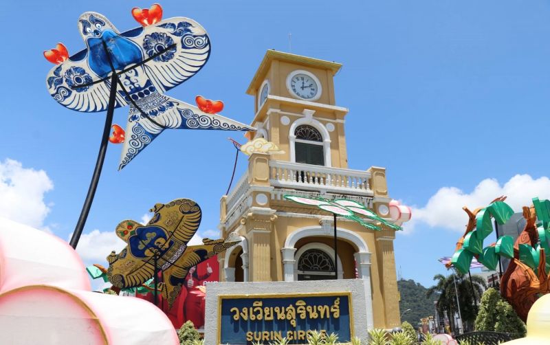 บรรยากาศก่อนประเพณีถือศีลกินผักภูเก็ตเริ่มคึกคัก ตกแต่งเมืองประดับธงสัญลักษณ์ต้อนรับผู้ร่วมงาน