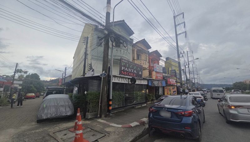 ฝรั่งอาละวาดร้านพิซซ่าพังข้าวของเสียหาย ทำร้ายเจ้าของบาดเจ็บ