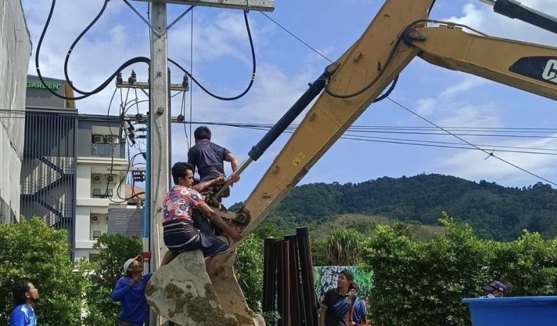 เร่งช่วยเหลือคนโดนไฟฟ้าช็อต ห้อยติดอยู่บนเสาไฟ