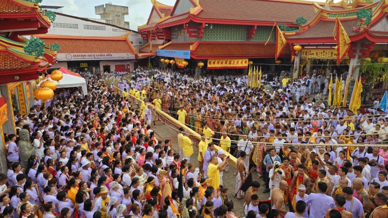 ‘เจี๊ยะฉ่าย’ เริ่มแล้ว พิธียกเสาโกเต้งเชิญตะเกียงเทวดาทั้ง 9 สู่ยอดเสา สัญลักษณ์ถือศีลกินผักภูเก็ตอย่างเต็มรูปแบบ