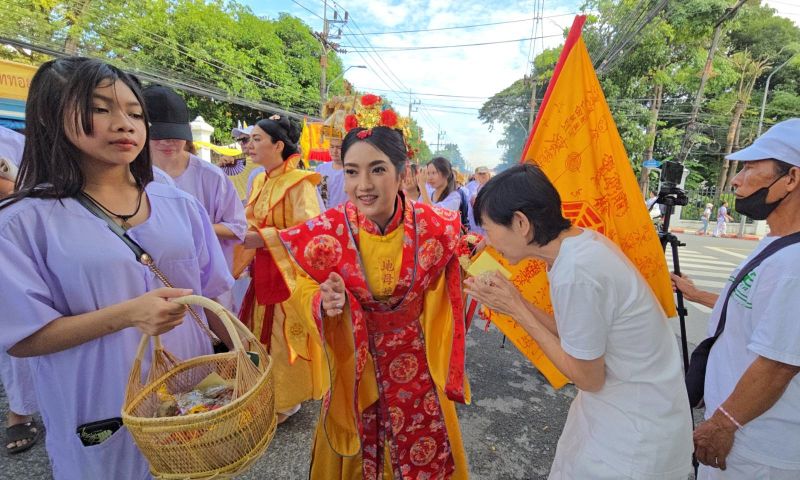 ขบวนแห่พระรอบเมืองอ๊ามสะปำ-บางคู ประเพณีถือศีล ’กินผัก’ ภูเก็ตคึกคัก