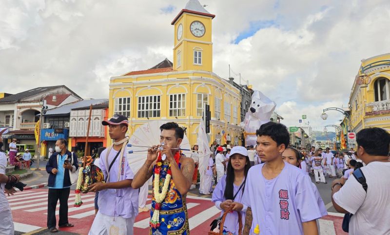 แห่พระรอบเมือง “อ๊ามสามกอง” ม้าทรงใช้อาวุธทิ่มแทงร่างกายรับเคราะห์แทนผู้ถือศีลกินผัก