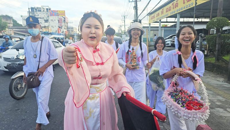 ศาลเจ้าท่าเรือ ศาลเจ้าเจ่งอ๋อง แห่พระรอบเมือง ผู้คนรอรับขบวนจำนวนมาก ประทัดดังกระหึ่ม