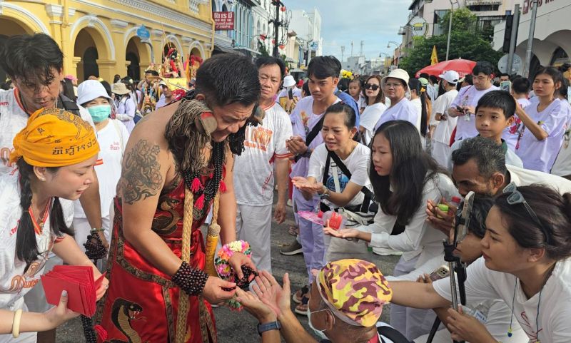 ยิ่งใหญ่! แห่พระรอบเมือง “อ๊ามจุ้ยตุ่ย เต้าโบ้เก้ง” ม้าทรงกว่าสองพันร่วมแสดงอภินิหาร
