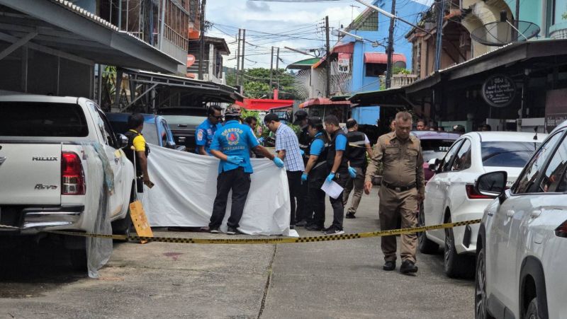หนุ่มโดนยิงในร้านอาหารตรงข้ามโรงพัก หลังโดนยิง พาชีวิตวิ่งข้ามถนน ก่อนล้มดับทางเข้า สภ.กะทู้