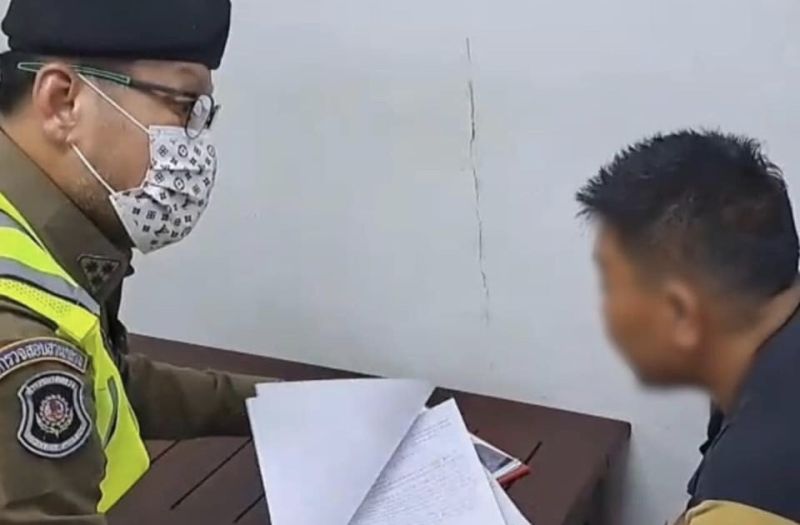 รวบทอมแสบหลอกพาคนไปทำงานต่างประเทศ ปัดเสียงเเข็งตนเป็นชายไม่ใช่หญิงในหมายจับ