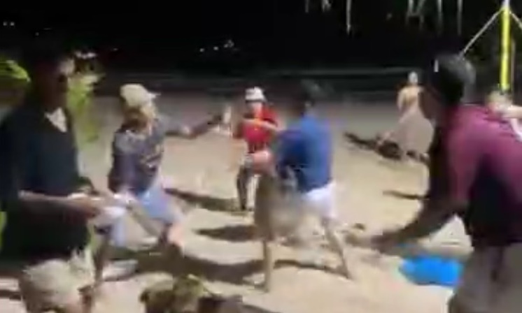 ป่าตองไม่แผ่ว ไทยเทศซัดกันนัว ใช้ไม้กวาด-เก้าอี้ เป็นอาวุธ