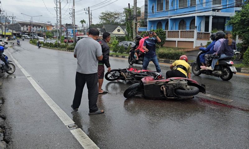 อันตราย! ฝนถนนลื่นล้ม 8 คันรวด สามีควบจยย.พาภรรยาไปฟอกไต รถลื่นล้มเมียหัวฟาดพื้นดับ