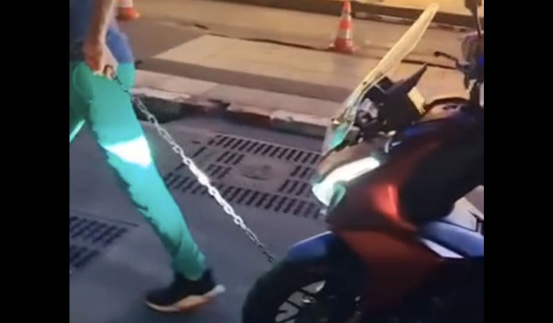 แชร์คลิปว่อน ฝรั่งไม่สนตำรวจล็อคล้อ พยายามดึงออกแล้วลากรถออกไป