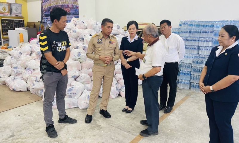 ผู้ว่าฯ ร่วมให้กำลังใจสนับสนุนมูลนิธิกุศลธรรมภูเก็ต ช่วยเหลือผู้ประสบภัยน้ำท่วม