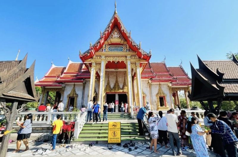ผู้คนแห่ไหว้พระขอพรหลวงพ่อแช่มวัดฉลอง เสริมความเป็นสิริมงคลรับปีใหม่