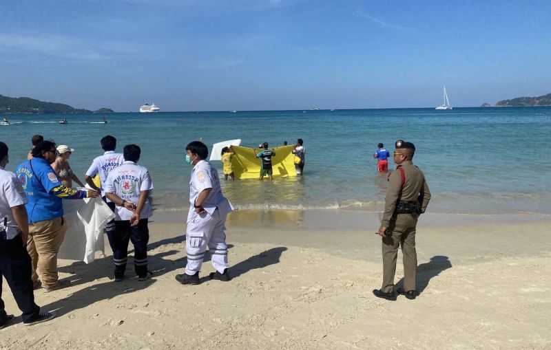 หนุ่มเรือลากร่มพาแขกออกจากฝั่ง พบศพ นทท.จมน้ำลอยคว่ำหน้าลานโลมา