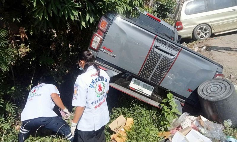 สลด! สิบล้อเบียดกระบะ คนขับตกใจพุ่งชนคนเดินข้างถนนดับ