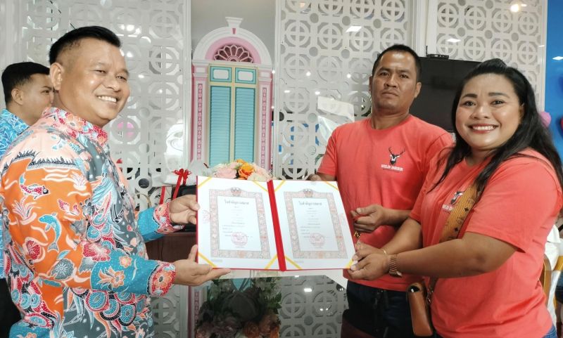 ภูเก็ตชื่นมื่น คู่รักกว่า 100 คู่ จูงมือจดทะเบียนสมรสฉลองวันวาเลนไทน์