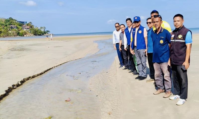 นายอำเภอกะทู้ลงพื้นที่ติดตามแก้ไขปัญหาน้ำเสียหาดกมลา ไม่พบน้ำดำไหลลงทะเล