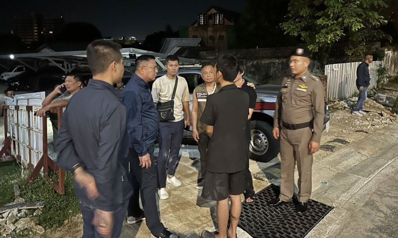 ตำรวจภูเก็ตรวบ 4 ผตห. ไทย-ต่างชาติ ใช้ปืนข่มขู่เรียกเงินสองหนุ่มเวียดนามพาขึ้นรถตู้