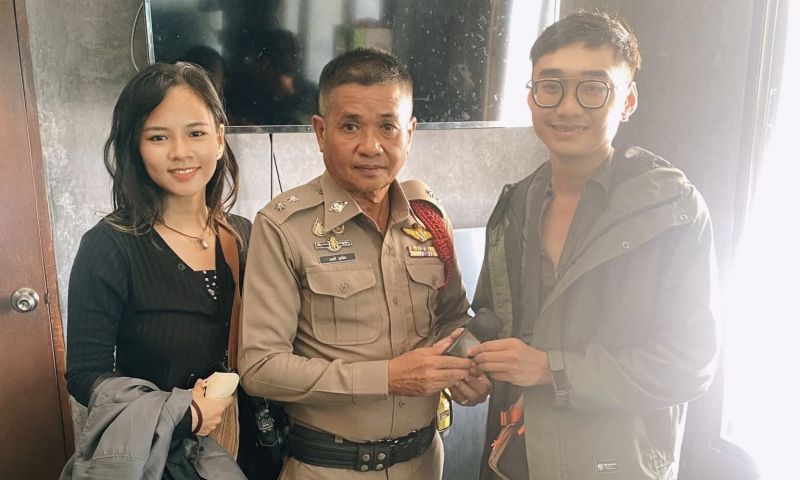 ตำรวจป่าตองช่วยนักท่องเที่ยวติดตามหาทรัพย์สินสูญหายระหว่างนั่งแท็กซี่จากสนามบิน