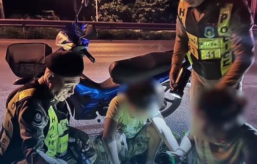 สองโจ๋ใจดีสู้ ตร. ทางหลวงเรียกตรวจเหยียบยาบ้า 400 เม็ดใต้เท้า ยืนนิ่งยอมให้ค้นหวังตบตา