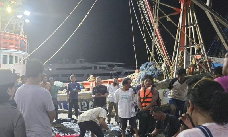 ลูกเรือชายเมียนมาตกเรือประมงเสียชีวิตกลางทะเลเขตรอยต่อภูเก็ต-กระบี่