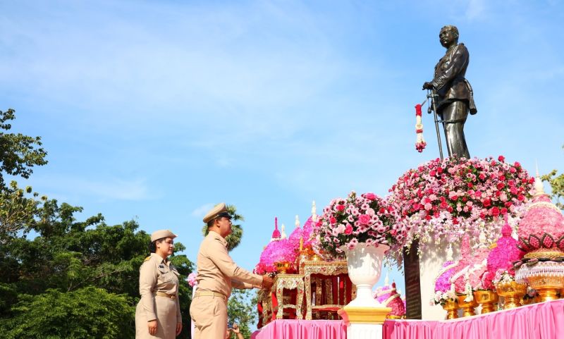 ภูเก็ตถวายเครื่องราชสักการะพระบรมราชานุสาวรีย์ รัชกาลที่ 5 เนื่องในวันท้องถิ่นไทย