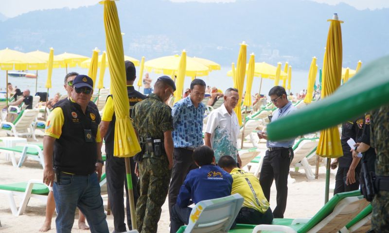 ทม.ป่าตองเดินพูดคุยผู้ประกอบการร่มเตียงวางรุกล้ำชายหาดสาธารณะ แจ้งให้เสียค่าปรับ