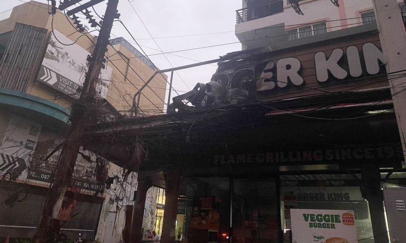 เร่งตรวจสอบเพลิงไหม้สายไฟลุกลามร้านเบอร์เกอร์คิง จยย.ได้รับความเสียหาย