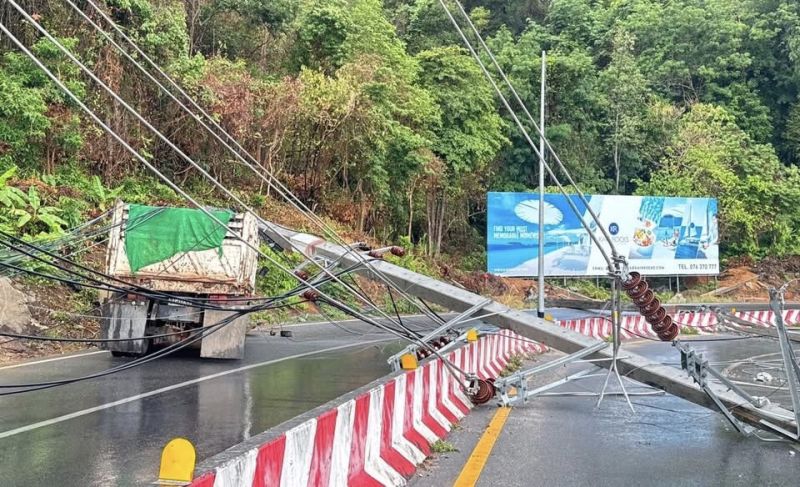 สิบล้อเสียหลักพุ่งชนเสาไฟฟ้าล้ม 3 ต้น ฝนตกถนนลื่น โปรดหลีกเลี่ยงเส้นทาง