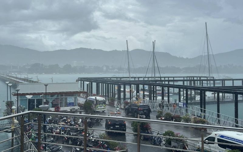 ตะลึง “พายุงวงช้าง” หมุนโชว์กลางทะเลใกล้ท่าเทียบเรืออ่าวฉลองหลังฝนตกหนัก