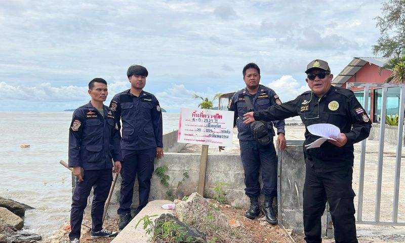 ยึดที่ดิน 4 ไร่ พร้อม 17 สิ่งปลูกสร้าง ร้านอาหารชื่อดังริมทะเล แจ้งข้อหาบุกรุกป่าฯ