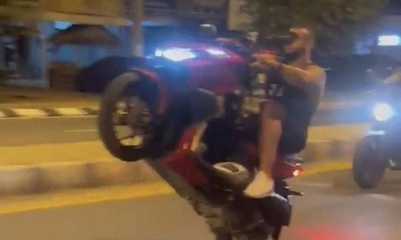 แจ้งข้อหาหนุ่มออสเตรเลีย ยกล้อโชว์ ขับป่วนถนนวิเศษ ราไวย์