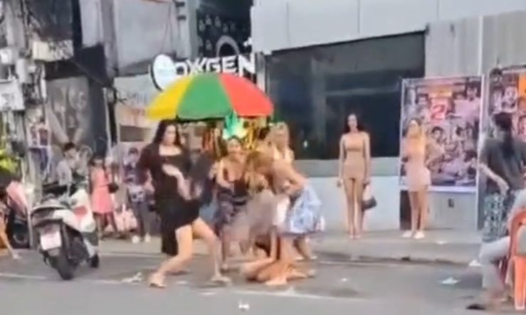 สาวสองเดือด รุมตบเตะกันนัวในซอยบางลา