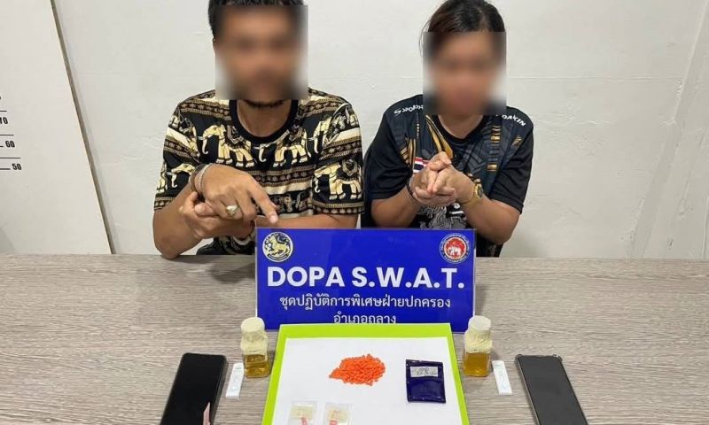 ชุดปกครองถลางจับกุม 1 หญิง 2 ชาย พร้อมยาบ้าคาบ้าน
