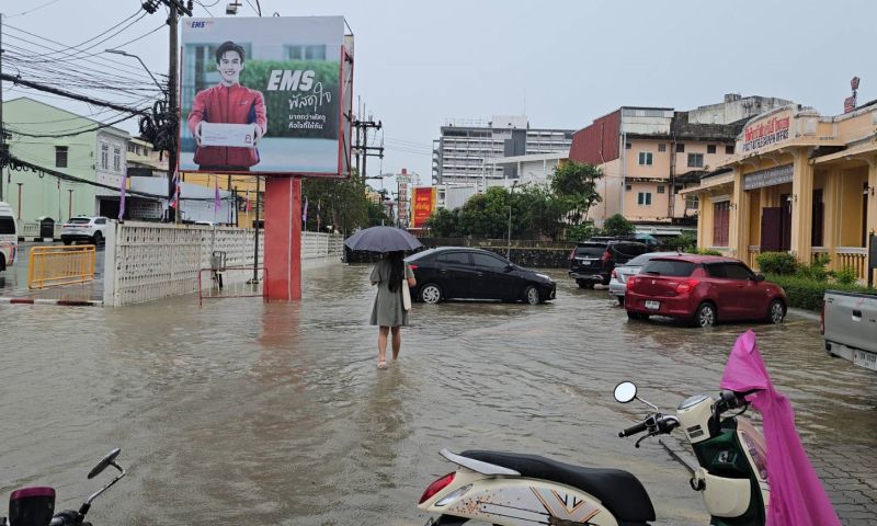 ภูเก็ตยังคงเฝ้าระวังน้ำท่วมขัง หลังฝนตกต่อเนื่อง