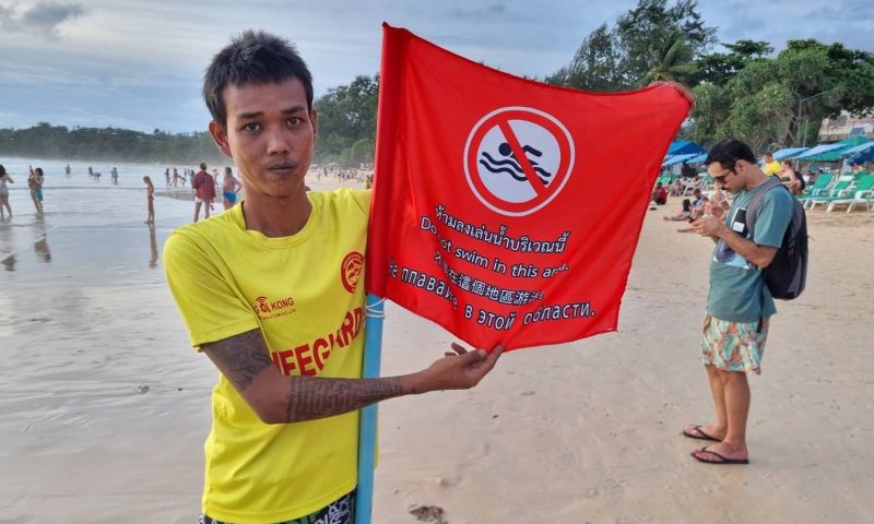 นักท่องเที่ยวชาวคาซัคสถาน ฝ่าธงแดงจมน้ำเสียชีวิตที่หาดกะตะ