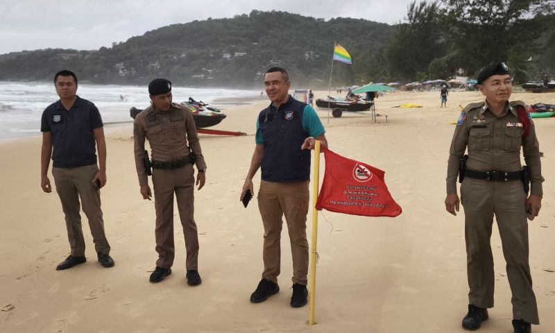 ตำรวจท่องเที่ยวเดินหาดกะรนเน้นย้ำการดูแลรักษาความปลอดภัย นทท.ช่วงฤดูมรสุม