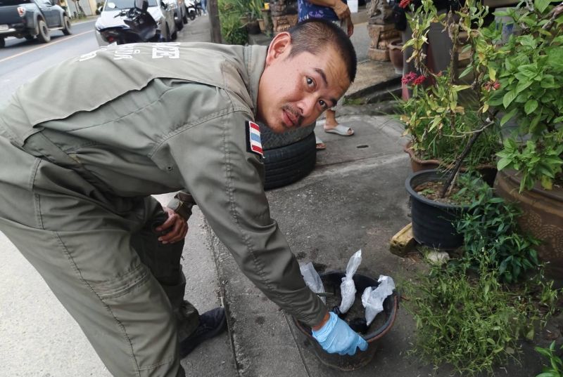 เร่งล่าตัววัยรุ่นวางประทัดยักษ์ข้างบ้าน ชาวบ้านหยิบแกะดูระเบิดใส่ขาเจ็บ 2