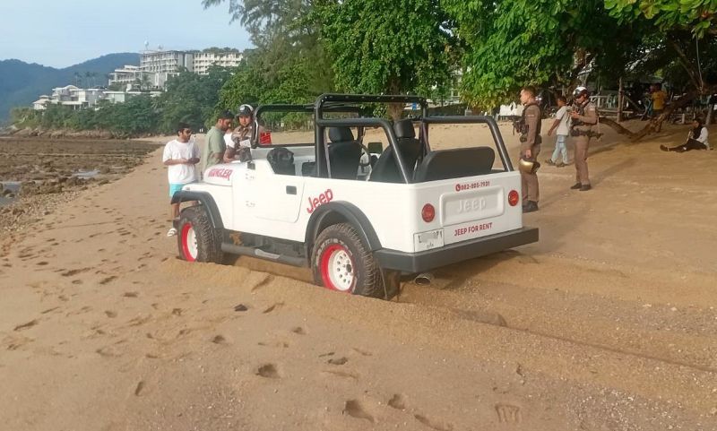 นทท.อาหรับขับรถติดหล่มทราย หาดลายิ กมลา ตำรวจเข้าช่วยเหลือก่อนโดนปรับ