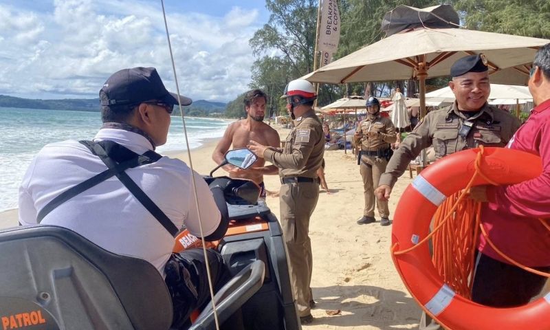 ผกก.เชิงทะเล นำทีมลงหาดบางเทาดูแลนักท่องเที่ยว ประชาสัมพันธ์ป้องกันอุบัติเหตุทางน้ำ