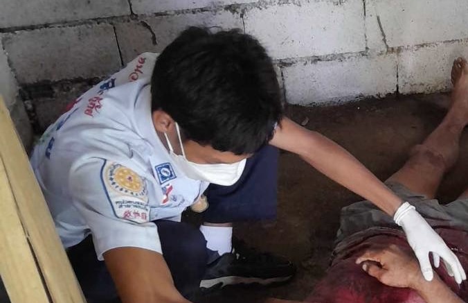 หนุ่มคลั่ง หลอนปาดคอตัวเองหวิดดับ พบประวัติเคยเข้าคุกคดีค้ายาเสพติด