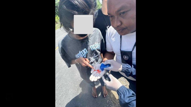 หญิงวัย 33 เสพ-ซุกยาบ้าริมถนนบ้านหารบัว พังงา แต่ไม่รอดสายตาตำรวจ