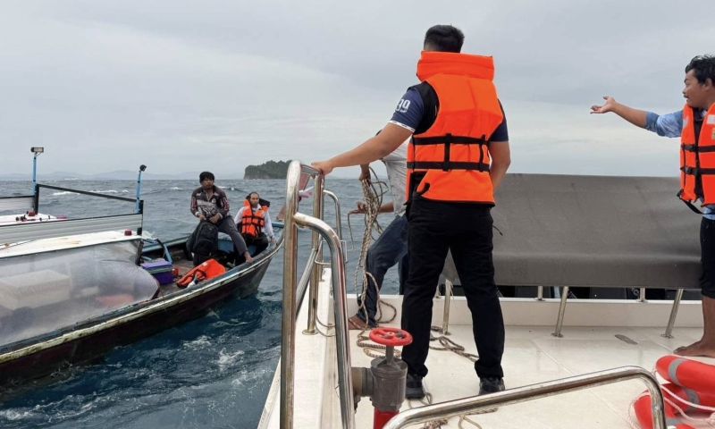คลื่นลมแรงเรือหางยาวเสียกลางทะเล ระดมเรือตรวจการณ์ช่วยเหลือ 5 ชีวิตใกล้เกาะไม้ท่อน