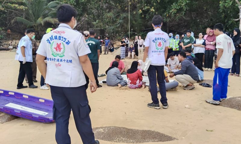 พบศพแล้วหนุ่มชายแดนใต้เล่นน้ำพร้อมเพื่อน ๆ จมหายหาดในทอน