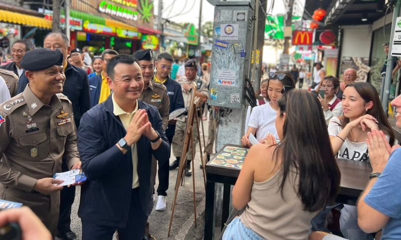 รมว.สรวงศ์เดินชมบรรยากาศซอยบางลา หาดป่าตอง เน้นย้ำการท่องเที่ยวคู่ความปลอดภัย
