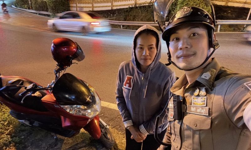 หญิงน้ำมันหมด-แบตมือถือหมดกลางดึก บนทางขึ้นเขาป่าตอง ตำรวจรุดช่วยเหลือ