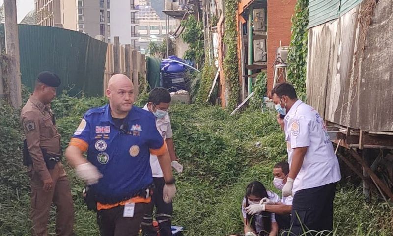 นักท่องเที่ยวชายชาวต่างชาตินิรนาม ตกตึกไม่ทราบสาเหตุ